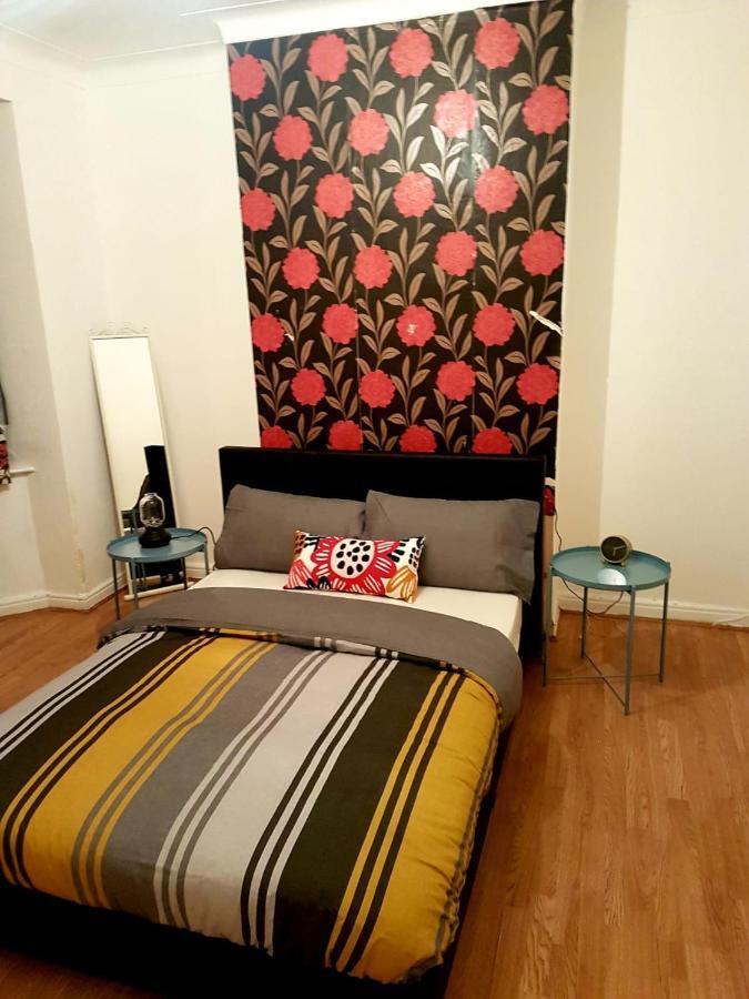 Budget House In Gants Hill Bed & Breakfast อิลฟอร์ด ภายนอก รูปภาพ