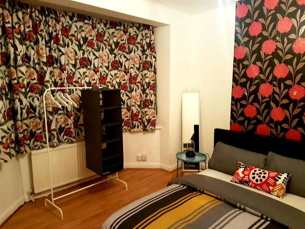 Budget House In Gants Hill Bed & Breakfast อิลฟอร์ด ภายนอก รูปภาพ