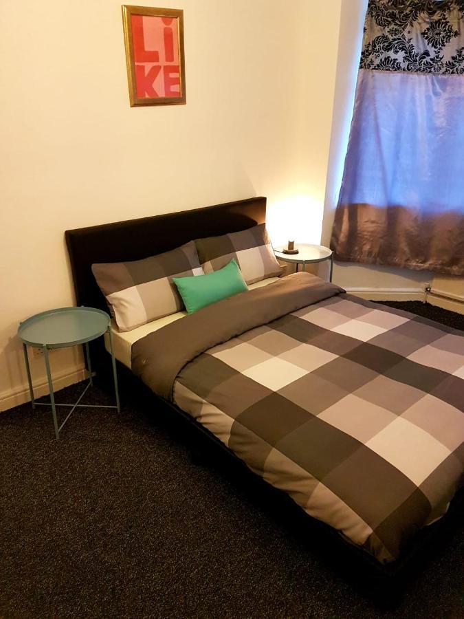 Budget House In Gants Hill Bed & Breakfast อิลฟอร์ด ภายนอก รูปภาพ