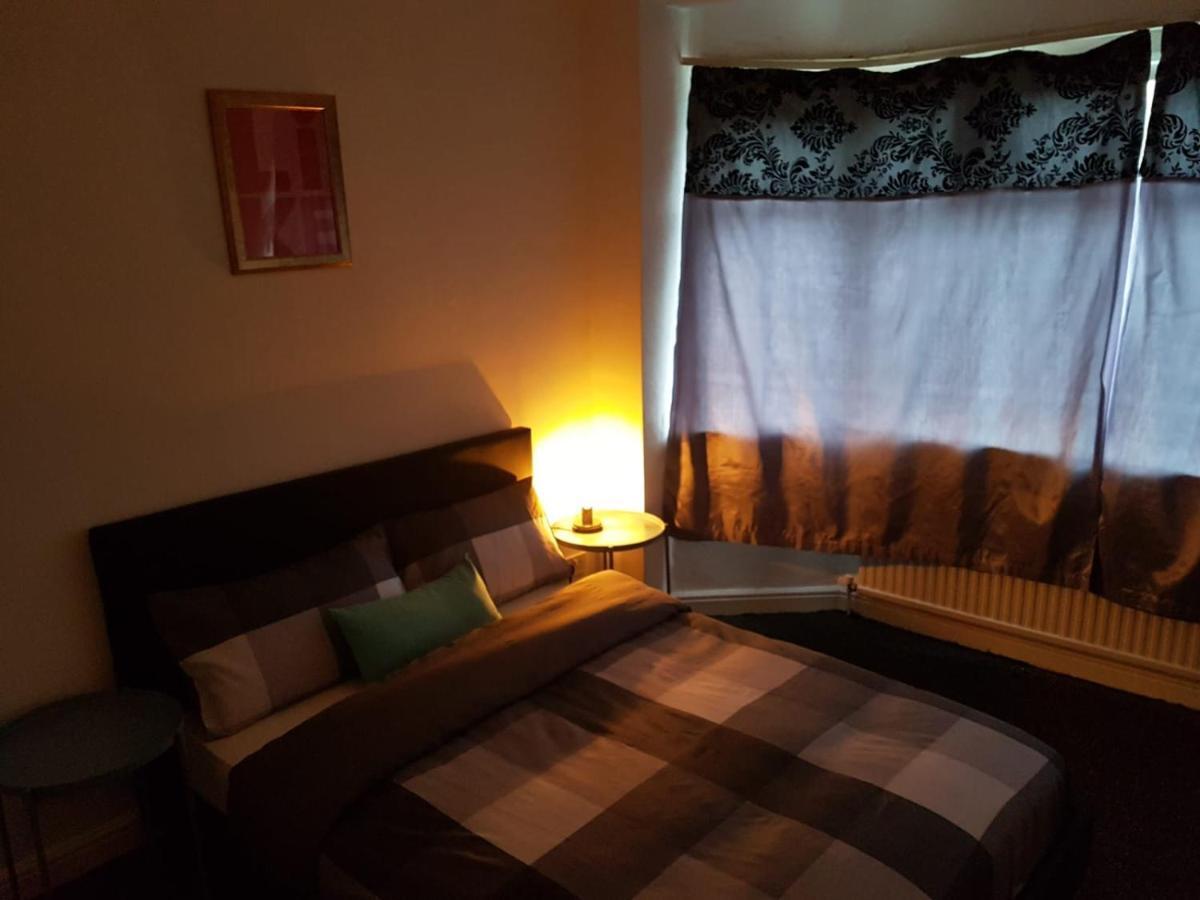 Budget House In Gants Hill Bed & Breakfast อิลฟอร์ด ภายนอก รูปภาพ