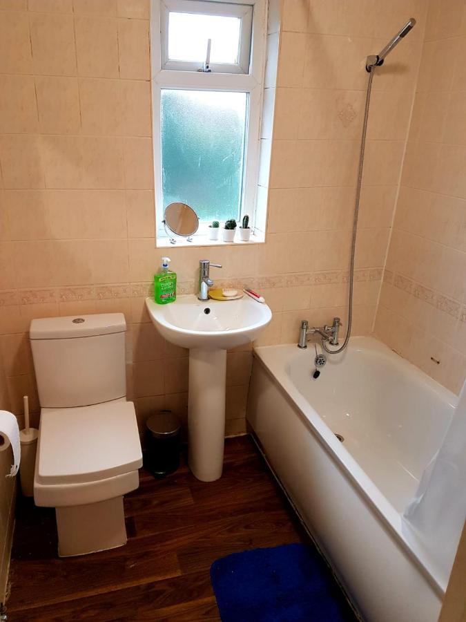 Budget House In Gants Hill Bed & Breakfast อิลฟอร์ด ภายนอก รูปภาพ