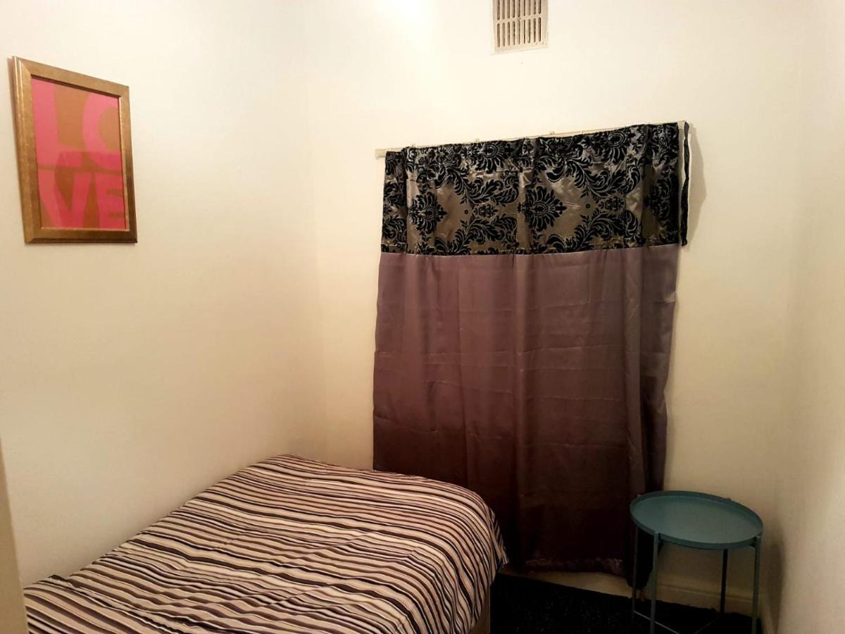 Budget House In Gants Hill Bed & Breakfast อิลฟอร์ด ภายนอก รูปภาพ