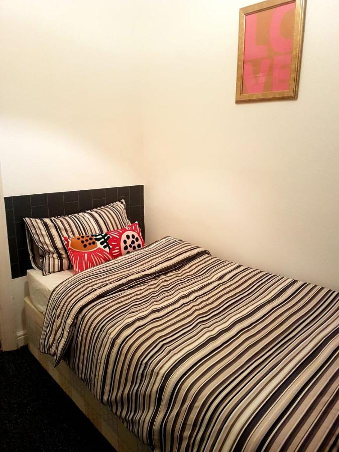 Budget House In Gants Hill Bed & Breakfast อิลฟอร์ด ภายนอก รูปภาพ