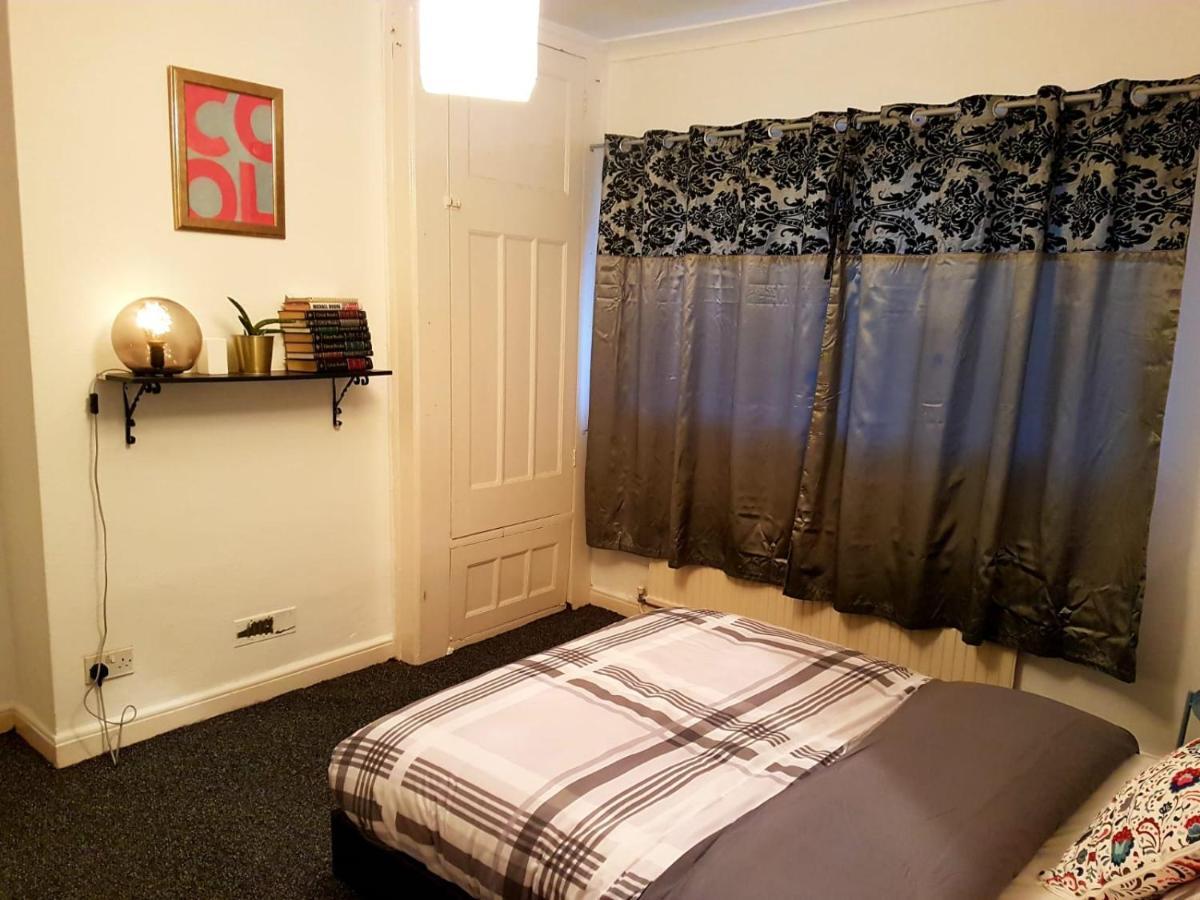 Budget House In Gants Hill Bed & Breakfast อิลฟอร์ด ภายนอก รูปภาพ