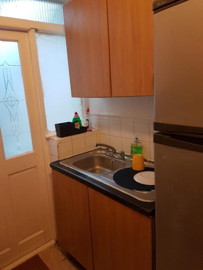 Budget House In Gants Hill Bed & Breakfast อิลฟอร์ด ภายนอก รูปภาพ