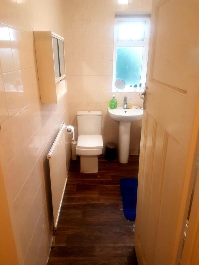 Budget House In Gants Hill Bed & Breakfast อิลฟอร์ด ภายนอก รูปภาพ