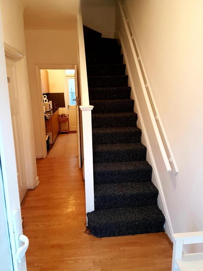 Budget House In Gants Hill Bed & Breakfast อิลฟอร์ด ภายนอก รูปภาพ